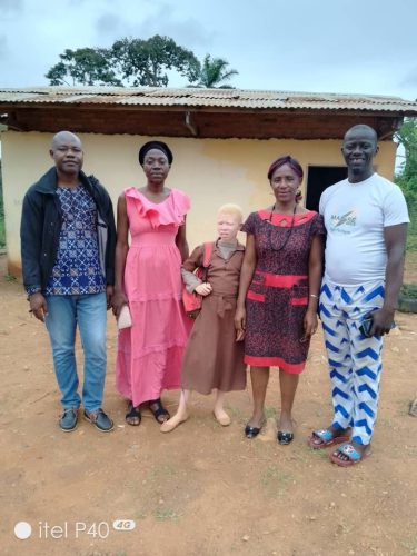 MW-volunteers-posing-with-the-principal-of-Ecole-Publique-de-Ndikinimeki1